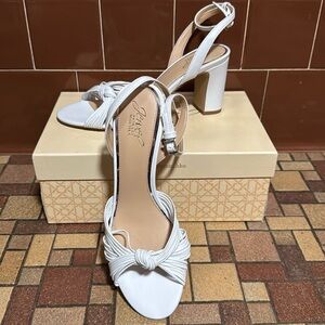 NEW Badgley Mischka SZ 9 • White knotted leather sandal